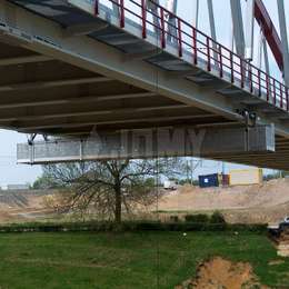 Plattform auf Schienen, die unter einer Brücke für ihre Wartung verwendet wird.