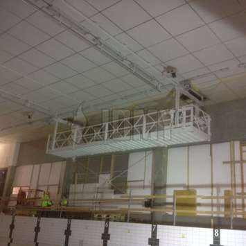 Hanging mobile aluminium workplatform in a factory - Building Maintenance Unit
