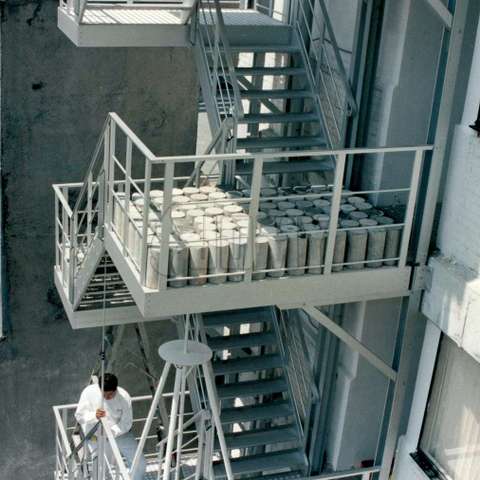 Die Treppen von JOMY sind leicht, halten jedoch einer Belastung von 500 kg/m² stand.