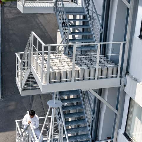 Die Treppen von JOMY sind leicht, halten jedoch einer Belastung von 500 kg/m² stand.