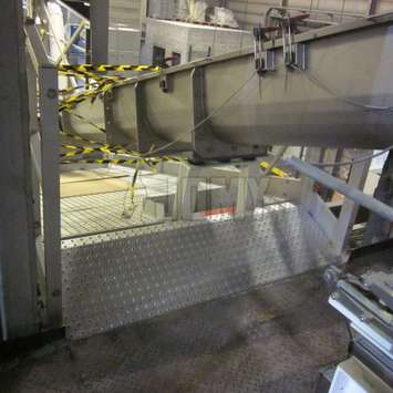 Industrielle Aluminiumplattenabdeckungen mit perforierter Gewindeplatte.