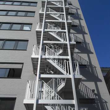 Escaliers d'evacuations sont consideres comme la solution preferee pour des evacuations d'urgence et sorties de secours surs. Differentes configurations pour les escaliers d'evacuation sont disponibles