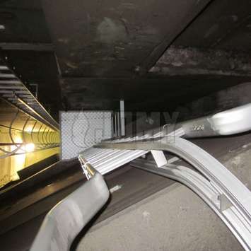 JOMY a developpe une ligne de vie sur base de rail fixe en aluminium et de chariot mobile. L'utilisateur attache son harnais au chariot mobile, qui se bloque sur le rail en cas de chute ou de mouvements brusques. JOMY a developpe une ligne de vie sur base de rail fixe en aluminium et de chariot mobile. L'utilisateur attache son harnais au chariot mobile, qui se bloque sur le rail en cas de chute ou de mouvements brusques.