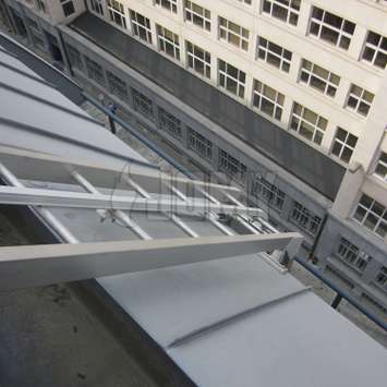 JOMY a developpe une ligne de vie sur base de rail fixe en aluminium et de chariot mobile. L'utilisateur attache son harnais au chariot mobile, qui se bloque sur le rail en cas de chute ou de mouvements brusques. JOMY a developpe une ligne de vie sur base de rail fixe en aluminium et de chariot mobile. L'utilisateur attache son harnais au chariot mobile, qui se bloque sur le rail en cas de chute ou de mouvements brusques.