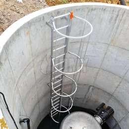 Leiter mit Rückenschutz für den Zugang zu einem offenen Brunnen.