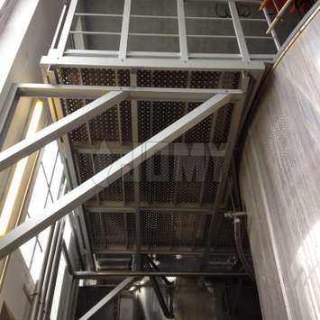 Nous utilisons des elements modulaires pour personaliser nos escaliers, nos echelles, nos passerelles, nos paliers et autres moyens d'acces qui repondent a vos besoins specifiques. Nos ingenieurs concoivent suivant la norme EN 14122: acces aux machines. Les passerelles JOMY en aluminium pour un passage aise et sur a des hauteurs