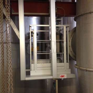 Nous utilisons des elements modulaires pour personaliser nos escaliers, nos echelles, nos passerelles, nos paliers et autres moyens d'acces qui repondent a vos besoins specifiques. Nos ingenieurs concoivent suivant la norme EN 14122: acces aux machines. Les passerelles JOMY en aluminium pour un passage aise et sur a des hauteurs