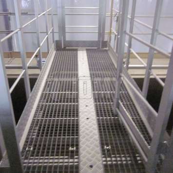 Nous utilisons des elements modulaires pour personaliser nos escaliers, nos echelles, nos passerelles, nos paliers et autres moyens d'acces qui repondent a vos besoins specifiques. Nos ingenieurs concoivent suivant la norme EN 14122: acces aux machines. Les passerelles JOMY en aluminium pour un passage aise et sur a des hauteurs