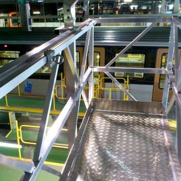 Línea de vida en plataforma de trabajo de una fabrica de trenes.