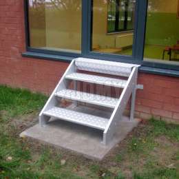 Kleine Aluminiumtreppe ohne Geländer