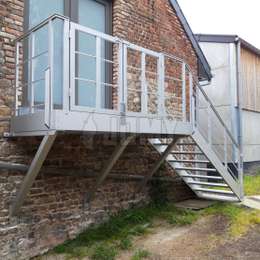 Maßgefertigter Treppenabsatz mit aufschwenkbarem Geländer