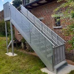 Aluminium-treppe für den Zugang zum Garten.