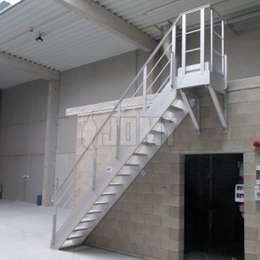 Mezzanin-Treppe Mezzanin-Treppe aus Aluminium für den Innen- und Außenbereich.