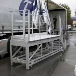 Mobile Aluminiumplattform mit Treppen und Leitplanken, die zum Klettern auf Anhänger verwendet wird.