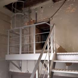 Pasillo metálico para acceso al ático de una iglesia Plataforma con pasillo metálico para acceso al ático y a una escalera fija hacia la torre de una iglesia