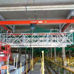 Pont en aluminium renforcé pour accéder aux toits des trains, à des fins de maintenance, dans un atelier.