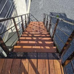 Peldaños de madera dura.