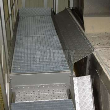 Placas de cubiertas industriales de aluminio con acabado antideslizante.