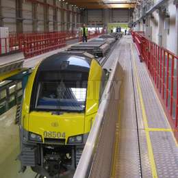 Poste d'entretien ferroviaire équipé de planchers articulés électriquement pour accéder aux toits des trains.