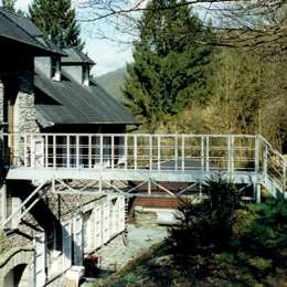 Plataforma con pasarela-puente de aluminio usada para evacuación de emergencia en un edifico antiguo.