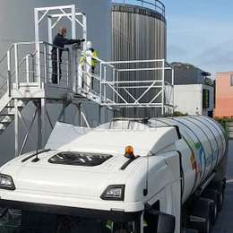 Plataforma de carga de camiones de aluminio con protección contra caídas que se utiliza para acceder a las escotillas de los camiones cisterna.