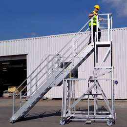 Plataforma de trabajo telescópica sobre ruedas regulable en altura.