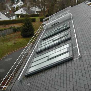 Plataforma inclinada con escaleras para la limpieza de ventanales en el techo - Unidad de mantenimiento de edificios