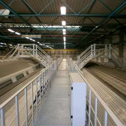 Escaleras transversales de aluminio para acceder a las plataformas de trabajo a ambos lados de los vagones del tren.