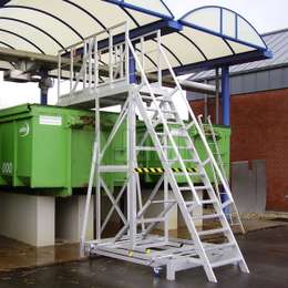 Plate-forme mobile avec échelle utilisée pour accéder aux conteneurs de déchets.