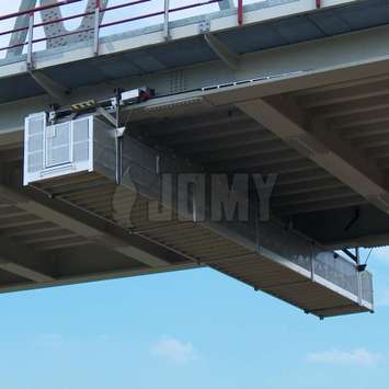 Plateforme de travail suspendue pour l'entretien d'un pont - Building Maintenance Unit