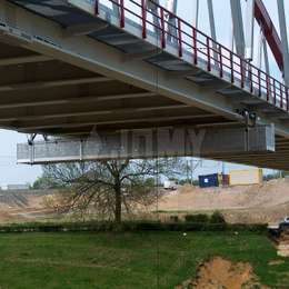 Plate-forme sur rails utilisée sous un pont pour son entretien.