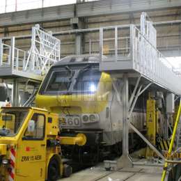 Plateformes de travail mobiles avec escaliers d'accès pour l'entretien des trains en hauteur.