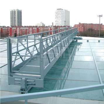 Platforme de travail mobile pour l'entretien d'un toit vitré - Building Maintenance Unit