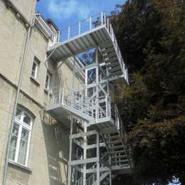 Rechteckiges Treppenlayout für den Notausgang eines Altbaus.