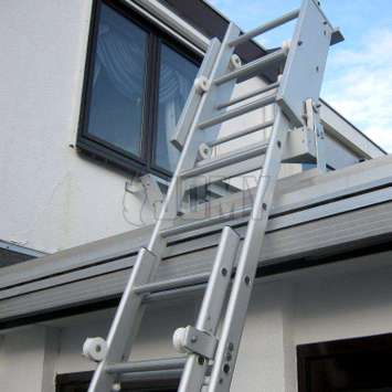 For roofs, platforms and flat surfaces, the ladder is hidden on the roof and slides out smoothly to reach the level below.