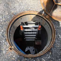 Sewer ladder with 2 telescopic handles.