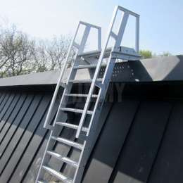 Shipladder for roof maintenance access 