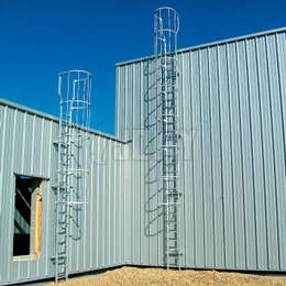 Constructions pour accéder au toit, jardin, ascenseur ou bâtiment à des fins de maintenance.