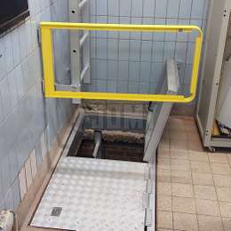 Système d'accès pour fosse avec trappe et double portillon de sécurité.