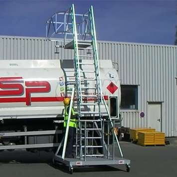 Tanker truck trailer ladder - Adjustement
