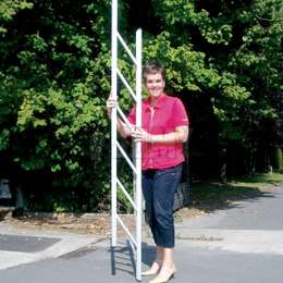 Faltbare Leiter, die leicht aufbewahrt und transportiert werden kann. Im geschlossenen Zustand nur 64 x 48 mm.