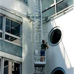 Traversenleiter und Gerüst für die Fensterreinigung.