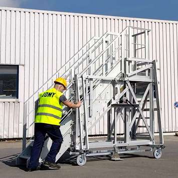 Worker positioning height adjustable work platform.