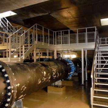 Zugangsplattformen, Treppen und Gehwege aus korrosionsfreiem Aluminium, die in einer unterirdischen Wasseraufbereitungsanlage verwendet werden.