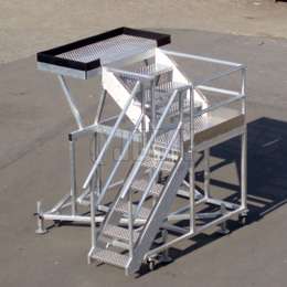 Treppe und Landeplattform auf Rädern für den Zugang zu Flugzeugkomponenten zur Wartung in Höhen.